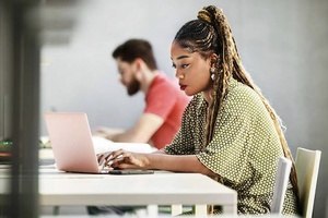 Rester humain face à l’IA générative: ce que nous apprennent les jeunes travailleurs